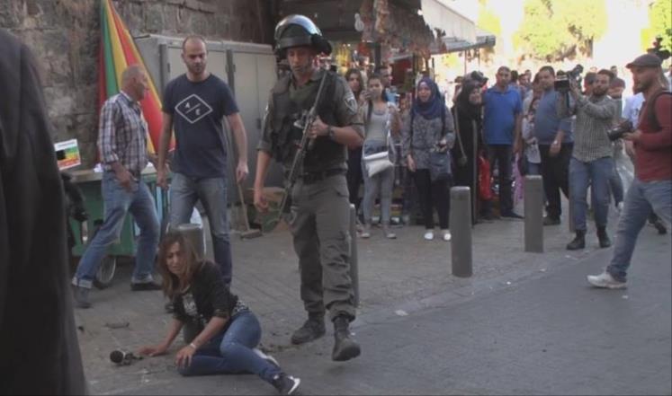 مراسلة قناة الكوفية بعد أن ألقاها أحد جنود الاحتلال أرضا